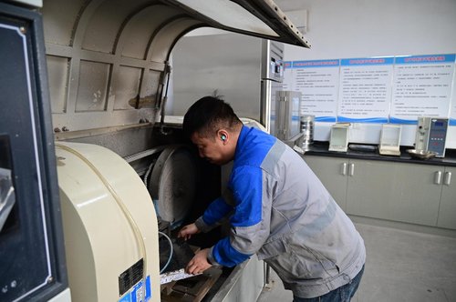 恒石技术人员进行材料检测